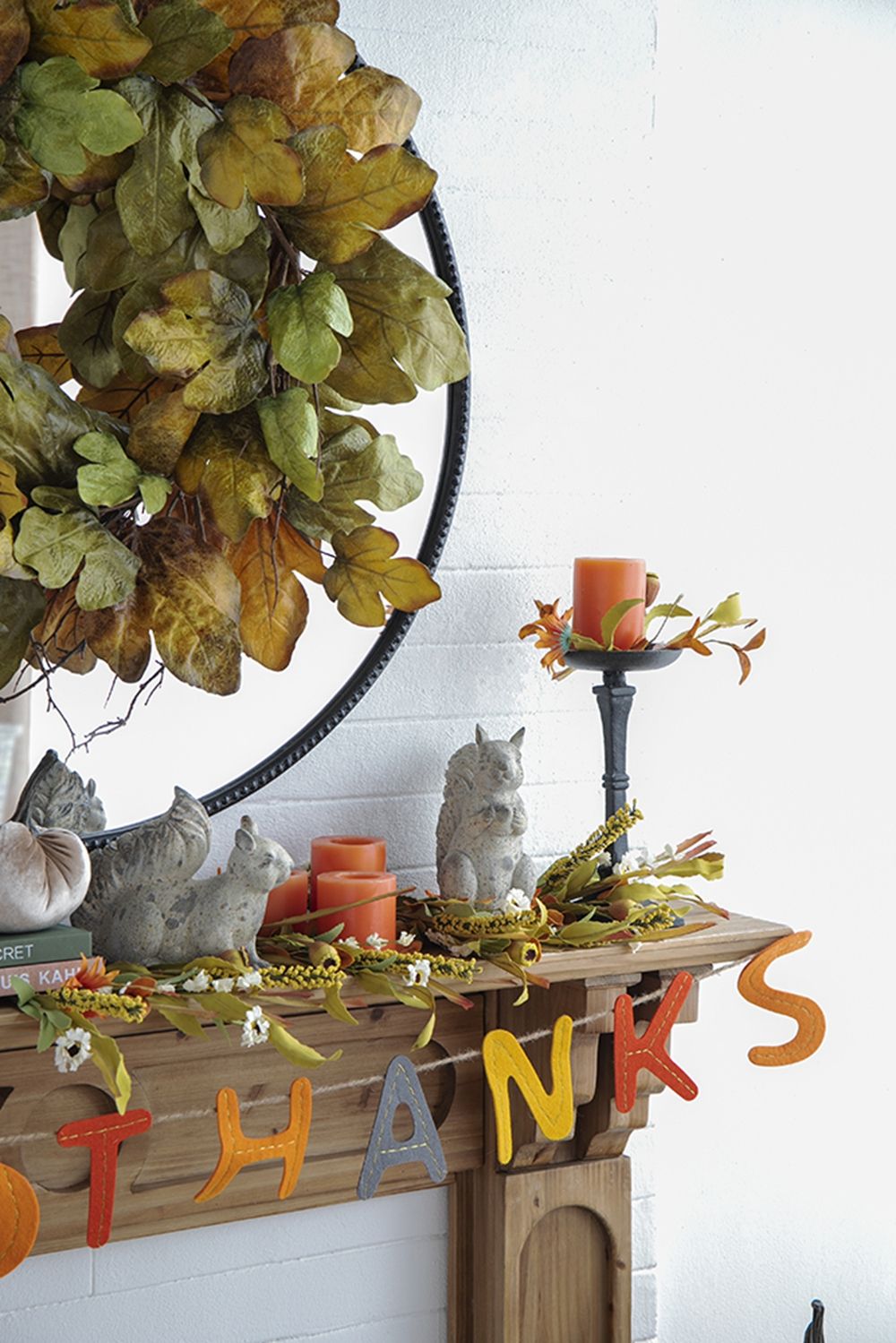 Resin Standing & Lying Down Squirrel Rustic, For Harvest Festival Fall Festival & Thanksgiving Table Decorations (Set of 2) - Antique Cream