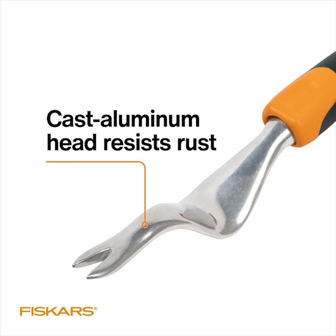 Fiskars Ergo Weeder Tool for Weeding, Heavy Duty Gardening Hand Tool with Ergonomic Handle and Hanging Hole for Storage, Remove Weeds and Roots like Dandelions and Thistles