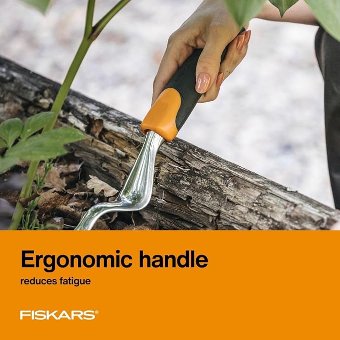 Fiskars Ergo Weeder Tool for Weeding, Heavy Duty Gardening Hand Tool with Ergonomic Handle and Hanging Hole for Storage, Remove Weeds and Roots like Dandelions and Thistles