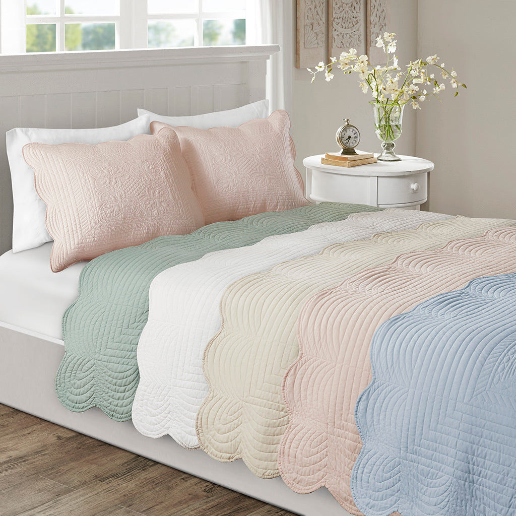 3 Piece Reversible Scalloped Edge Quilt Set White Full/Queen