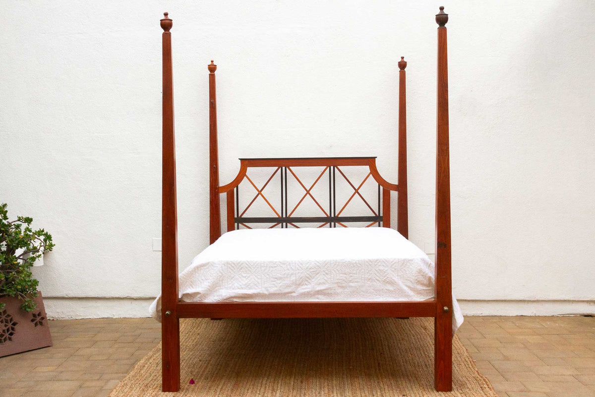 Jak & Ebony Colonial Poster Queen Bed
