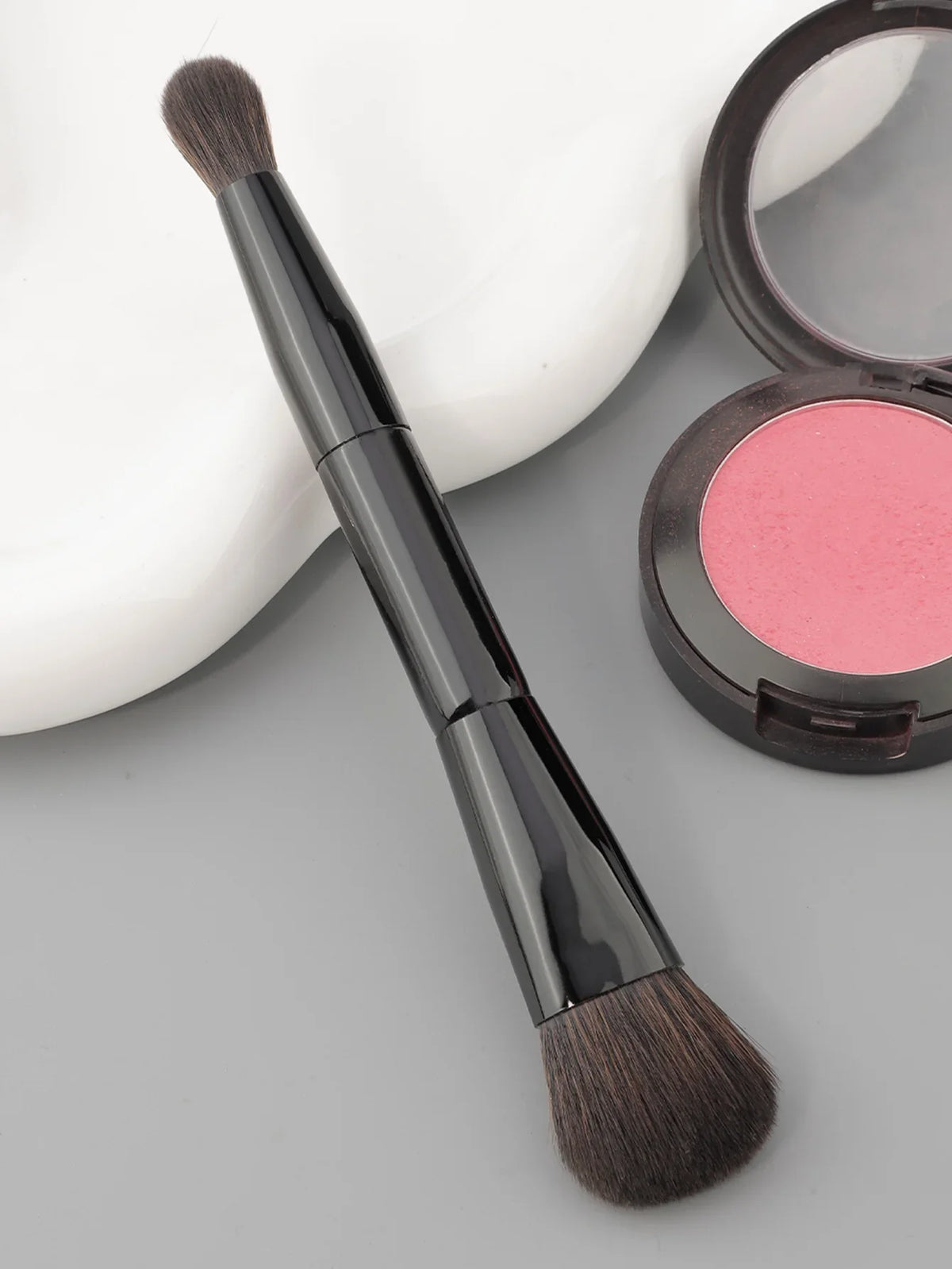 Dual Angled Round Contour Makeup Brush with Synthetic Bristles for Beauty Blending Liquid Powder, Concealer Blush (Black)