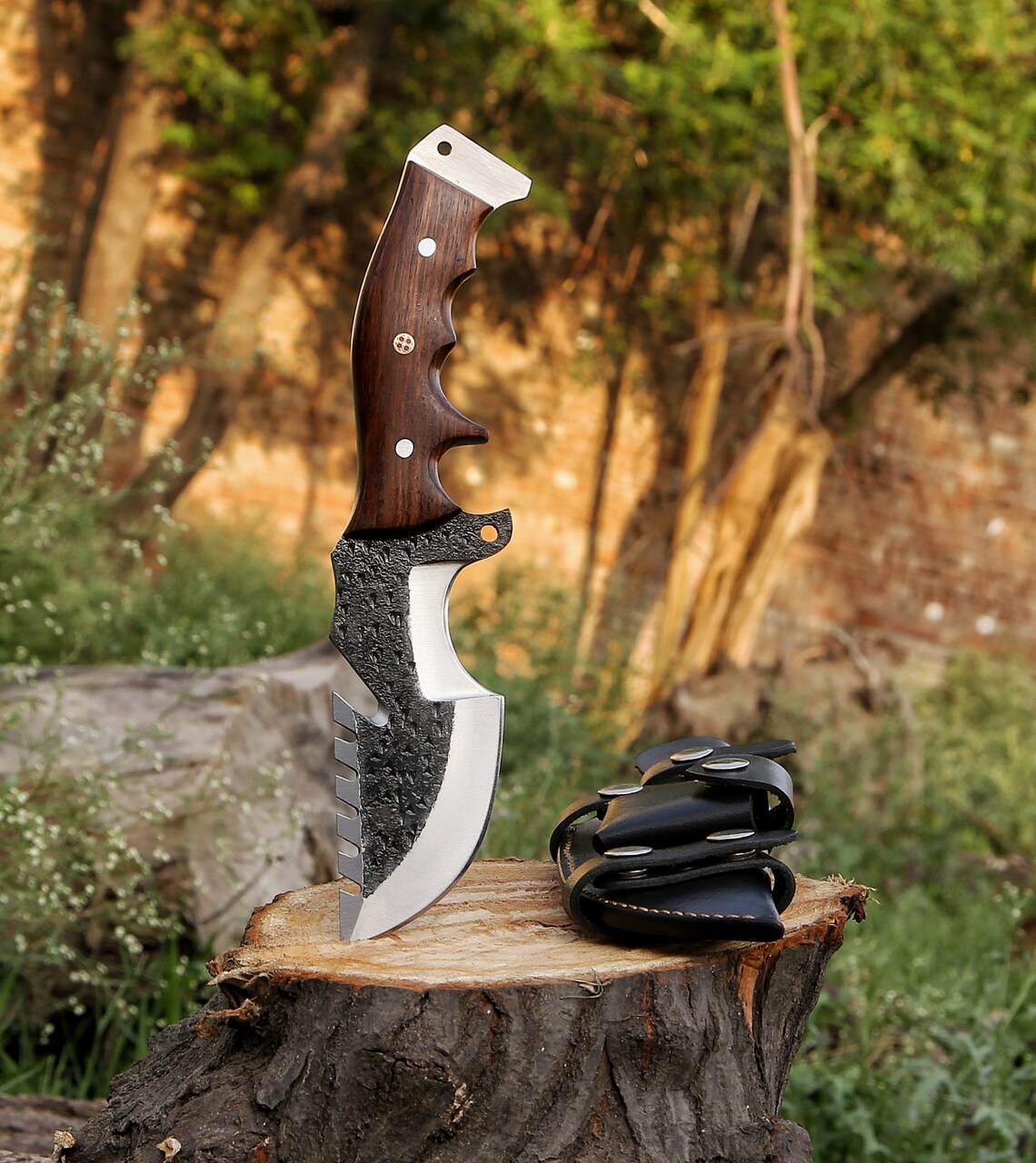 Trackers Knife – Custom Handmade Damascus Blade with Horn Handle