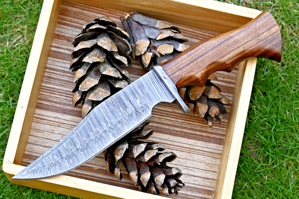 Wilderness Guardian: Hunting Knife with Damascus Steel Blade, Rosewood Handle, Damascus Guard, and Leather Sheath