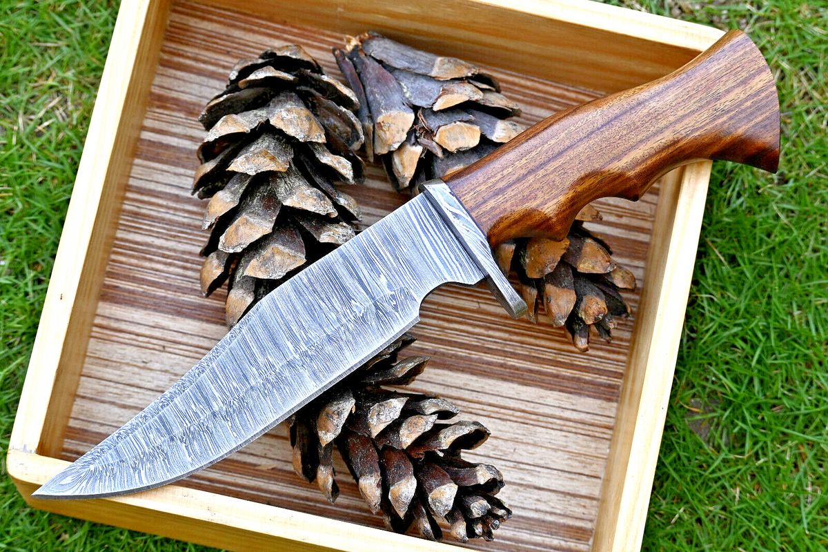 Wilderness Guardian: Hunting Knife with Damascus Steel Blade, Rosewood Handle, Damascus Guard, and Leather Sheath
